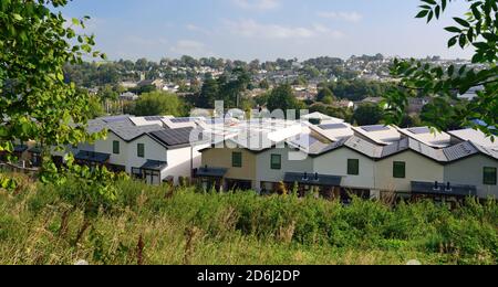 Blick von der Dachterrasse auf einen Teil von Totnes, Blick nach Osten über den Fluss Dart von der Baltic Wharf. Stockfoto