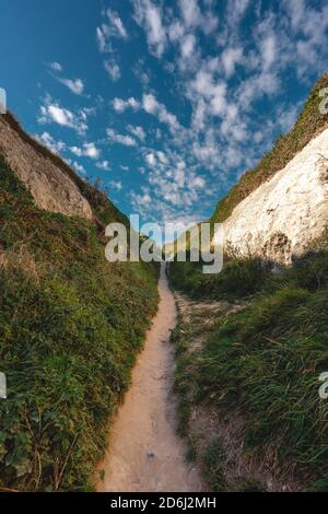 Broadstairs, Kent / UK - 2020.08.01: Leerer Kingsgate Beach, Spaziergang durch die Kreidestapel in Botany Bay in Kent, England. Stockfoto