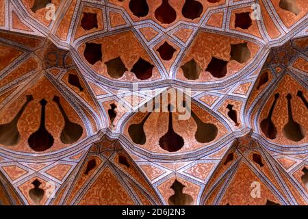 Ali Qapu Palace oder Grand Ālī Qāpū ist ein kaiserlicher Palast in Isfahan, Iran. Es befindet sich auf der westlichen Seite des Naqsh-e Jahan Square, Stockfoto