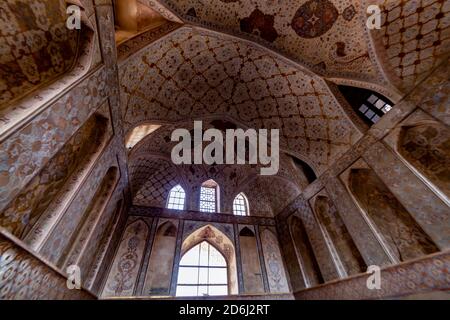 Ali Qapu Palace oder Grand Ālī Qāpū ist ein kaiserlicher Palast in Isfahan, Iran. Es befindet sich auf der westlichen Seite des Naqsh-e Jahan Square, Stockfoto