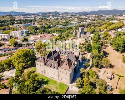 Luftaufnahme des Palastes der Herzöge von Braganza und des Schlosses in Guimaraes, Portugal Stockfoto