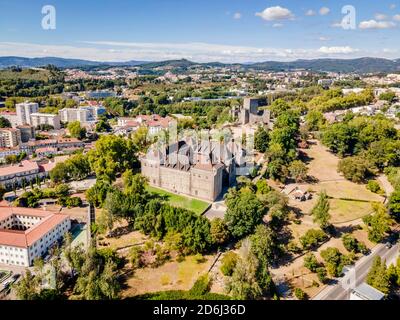 Luftaufnahme des Palastes der Herzöge von Braganza und des Schlosses in Guimaraes, Portugal Stockfoto