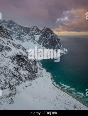 Luftaufnahme, Kvalvika Strand im Winter mit Schnee, Ryten Berggipfel, Fredvang, Lofoten, Nordland, Norwegen Stockfoto