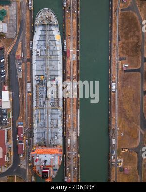 Luftaufnahme, Frachtschiff an der Schleuse im Panamakanal von oben, Mirador Miraflores, Panama Stockfoto