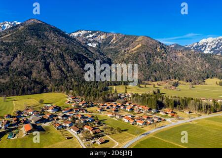 Luftaufnahme, Ansicht von Schleching im Achental, Kreis Traunstein, Chiemgau, Oberbayern, Bayern, Deutschland Stockfoto