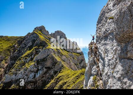 Junger Mann streckt die Arme in die Luft, Klettersteig zur Seekarlspitze, 5-Gipfel-Klettersteig, Wanderung am Rofangebirge, Tirol, Österreich Stockfoto