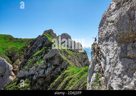 Junger Mann streckt die Arme in die Luft, Klettersteig zur Seekarlspitze, 5-Gipfel-Klettersteig, Wanderung am Rofangebirge, Tirol, Österreich Stockfoto