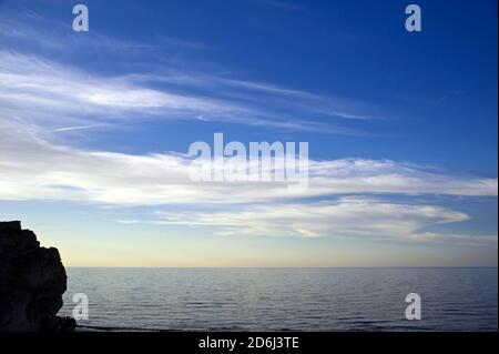 Abenduntergang auf dem Asowschen Meer zwischen den Felsen. Stockfoto