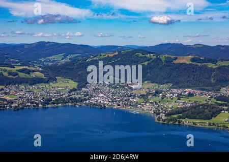 Blick von der Baumspitze auf den Traun und Traunkirchen und Grünberg, Salzkammergut, Oberösterreich, Österreich Stockfoto