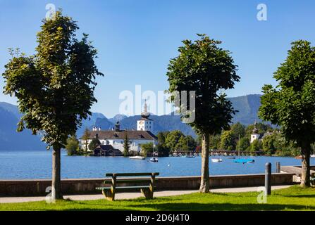 Esplanade mit Schloss Ort in Gmunden, Traun-See, Salzkammergut, Oberösterreich, Österreich Stockfoto