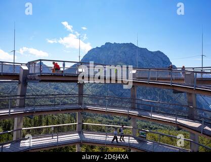 Aussichtsturm am Baumkeulerweg Salzkammergut am Grünberg mit Traunstein, Gmunden, Salzkammergut, Oberösterreich, Österreich Stockfoto