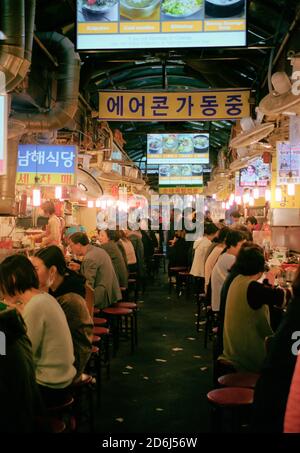 Street Market Diners on Hockern, Seoul, Südkorea Stockfoto