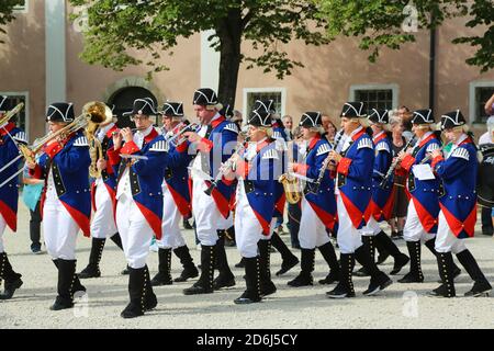 Ulmer Binder Tanz im Klosterhof in Wiblingen, Kapelle, Musiker in Garnisonssoldaten-Kostümen, Tradition, Bräuche, cooper, cooper, Ulm Stockfoto