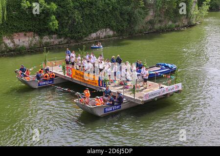 Nabada, Veranstaltung auf dem Schwoermontag, Boot, Wasserfahrzeug der Feuerwehren, THW, Menschen auf der Donau, Kapelle, Ulm, Baden-Württemberg, Deutschland Stockfoto