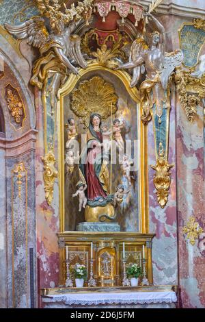 Seitenaltar mit Marienfigur, spätbarocke St. John Nepomuk Kirche, Asam Kirche, Sendlinger Straße, Altstadt, München, Obere Stockfoto