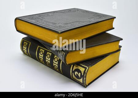 Alte Bücher auf weißem Hintergrund. Vintage-Bücher mit Blattgold Stockfoto