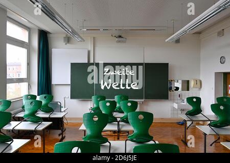 Lockdown, zweite Welle, leeres Klassenzimmer, sitzend, Einzeltische ohne Distanzregel, Corona-Krise, Deutschland Stockfoto