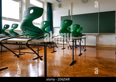 Leeres Klassenzimmer, sitzend, Einzeltische ohne Distanzregel, Corona-Krise, Deutschland Stockfoto