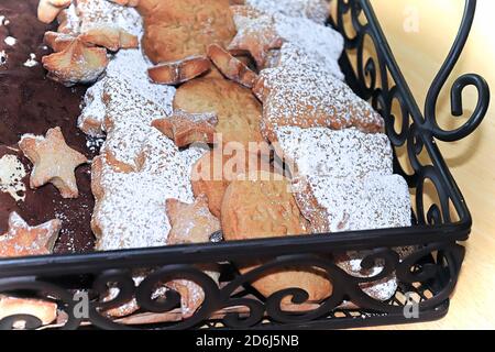 Seitenansicht des Tabletts von Cookies in verschiedenen Formen Stockfoto