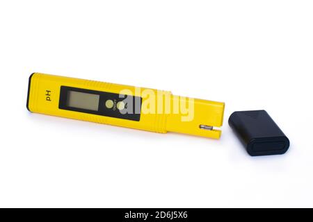 Elektronischer pH-Meter-Tester Stift auf weißem Hintergrund. Stockfoto