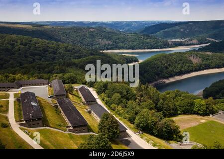 Luftaufnahme mit dem ehemaligen NS-Ordensburg Vogelsang und dem Nationalpark Eifel mit dem Urft-Stausee, Schleiden, Eifel, Nordrhein-Westfalen Stockfoto