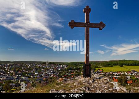 Überqueren Sie den Piusberg mit Blick auf die Stadt, Warstein, Sauerland, Nordrhein-Westfalen, Deutschland Stockfoto