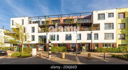 Stationäre Blitzerkamera vor einem modernen Mehrfamilienhaus, Wohngebiet, Landkreis Lustnau, Tübingen, Baden-Württemberg, Deutschland Stockfoto