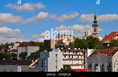 Blick auf die Belgrader Uferpromenade vom Fluss Sava und die Kirche des heiligen Erzengels Michael im Hintergrund, Belgrad, Serbien Stockfoto