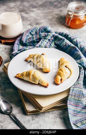 Croissants gefüllt mit Nüssen und Schokolade zum Frühstück Stockfoto