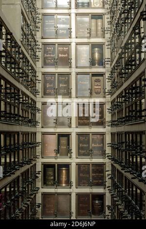 Gang von Nischen von Urnen in Columbarium Stockfoto