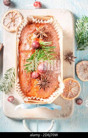 Blick von oben auf Obstkuchen in einer Holzform gebacken Weihnachten auf blauem Tisch Stockfoto