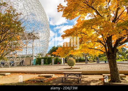 Montreal, Kanada - Okt. 10 2020: Herbstansicht im Jean-drapeau Park in der Nähe der Biosphäre Stockfoto