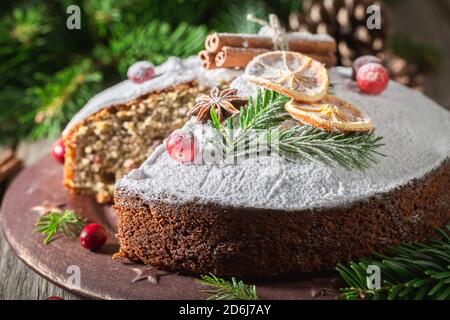 Hausgemachte und leckere Mohn Kuchen für Weihnachten mit dekoriert Orange und Fichte Stockfoto