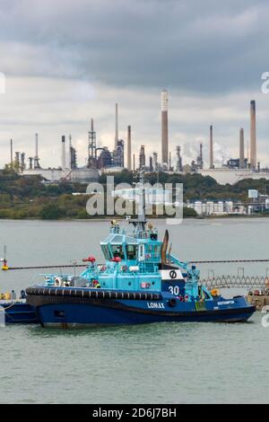 Ostensjo rederi tig lomax, fawley-Ölraffinerie, Schlepper in der southampton-Ölraffinerie, Schiffe und Schiffsbewegungen im fawley esso exxon-Mobilölwerk Stockfoto