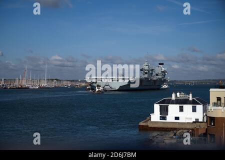 Royal Navy HMS Queen Elizabeth betritt Portsmouth Harbour. Stockfoto