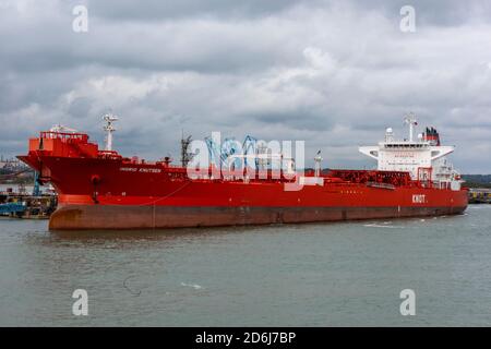 Ein sehr großer norwegischer Supertanker neben der fawley Ölraffinerie in southampton Water, uk. Knoten Tanker. Stockfoto