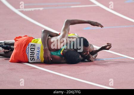 Die äthiopischen Athleten Muktar Edris (Gold) und Telahun Haile Bekele umarmen sich. 5000 Meter Finale. IAAF Leichtathletik-Weltmeisterschaften, Doha 2019 Stockfoto