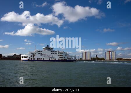 Die Wightlink Fähre fährt vom belebten Hafen von Portsmouth mit der Gosport im Hintergrund ab. Stockfoto