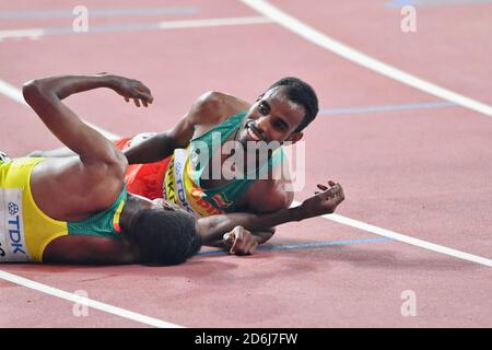 Die äthiopischen Athleten Muktar Edris (Gold) und Telahun Haile Bekele umarmen sich. 5000 Meter Finale. IAAF Leichtathletik-Weltmeisterschaften, Doha 2019 Stockfoto