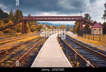 Ländliche Bahnhof im Herbst in bewölktem Tag. Industrie Stockfoto