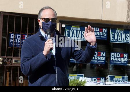 Philadelphia, PA, USA. Oktober 2020. : Doug Emhoff (Kamala Harris Ehemann) im Bild Besuch eines der PA Dems' Voter Activation Centers (VAC) in Philadelphia, um Mitarbeiter und Freiwillige zu treffen, die arbeiten, um sicherzustellen, dass jedes Community-Mitglied einen Plan hat, früh in Philadelphia zu wählen, Pennsylvania, 17. Oktober 2020 Kredit: : Star Shooter/Media Punch/Alamy Live News Stockfoto