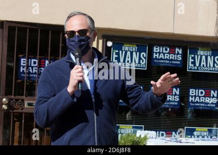 Philadelphia, PA, USA. Oktober 2020. : Doug Emhoff (Kamala Harris Ehemann) im Bild Besuch eines der PA Dems' Voter Activation Centers (VAC) in Philadelphia, um Mitarbeiter und Freiwillige zu treffen, die arbeiten, um sicherzustellen, dass jedes Community-Mitglied einen Plan hat, früh in Philadelphia zu wählen, Pennsylvania, 17. Oktober 2020 Kredit: : Star Shooter/Media Punch/Alamy Live News Stockfoto