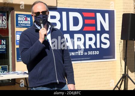 Philadelphia, PA, USA. Oktober 2020. : Doug Emhoff (Kamala Harris Ehemann) im Bild Besuch eines der PA Dems' Voter Activation Centers (VAC) in Philadelphia, um Mitarbeiter und Freiwillige zu treffen, die arbeiten, um sicherzustellen, dass jedes Community-Mitglied einen Plan hat, früh in Philadelphia zu wählen, Pennsylvania, 17. Oktober 2020 Kredit: : Star Shooter/Media Punch/Alamy Live News Stockfoto