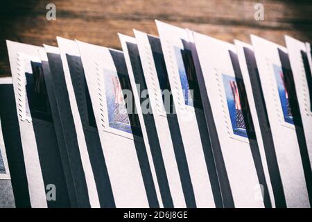 Briefe in gestempelten Umschlägen, für die Big Send-Initiative von Vote Forward, im Sonnenlicht gefräunt schaffen Linien von dunklen Schatten Stockfoto