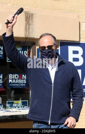 Philadelphia, PA, USA. Oktober 2020. : Doug Emhoff (Kamala Harris Ehemann) im Bild Besuch eines der PA Dems' Voter Activation Centers (VAC) in Philadelphia, um Mitarbeiter und Freiwillige zu treffen, die arbeiten, um sicherzustellen, dass jedes Community-Mitglied einen Plan hat, früh in Philadelphia zu wählen, Pennsylvania, 17. Oktober 2020 Kredit: : Star Shooter/Media Punch/Alamy Live News Stockfoto