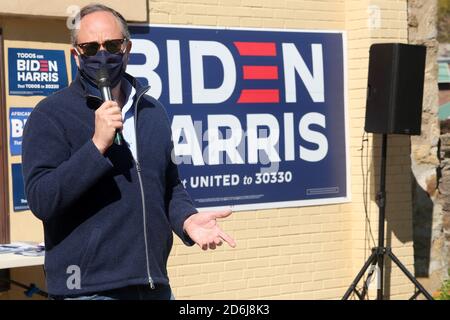 Philadelphia, PA, USA. Oktober 2020. : Doug Emhoff (Kamala Harris Ehemann) im Bild Besuch eines der PA Dems' Voter Activation Centers (VAC) in Philadelphia, um Mitarbeiter und Freiwillige zu treffen, die arbeiten, um sicherzustellen, dass jedes Community-Mitglied einen Plan hat, früh in Philadelphia zu wählen, Pennsylvania, 17. Oktober 2020 Kredit: : Star Shooter/Media Punch/Alamy Live News Stockfoto