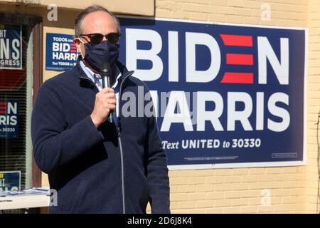 Philadelphia, PA, USA. Oktober 2020. : Doug Emhoff (Kamala Harris Ehemann) im Bild Besuch eines der PA Dems' Voter Activation Centers (VAC) in Philadelphia, um Mitarbeiter und Freiwillige zu treffen, die arbeiten, um sicherzustellen, dass jedes Community-Mitglied einen Plan hat, früh in Philadelphia zu wählen, Pennsylvania, 17. Oktober 2020 Kredit: : Star Shooter/Media Punch/Alamy Live News Stockfoto