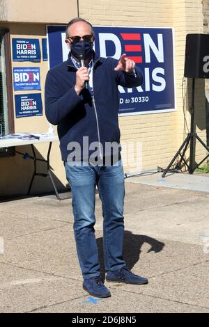 Philadelphia, PA, USA. Oktober 2020. : Doug Emhoff (Kamala Harris Ehemann) im Bild Besuch eines der PA Dems' Voter Activation Centers (VAC) in Philadelphia, um Mitarbeiter und Freiwillige zu treffen, die arbeiten, um sicherzustellen, dass jedes Community-Mitglied einen Plan hat, früh in Philadelphia zu wählen, Pennsylvania, 17. Oktober 2020 Kredit: : Star Shooter/Media Punch/Alamy Live News Stockfoto