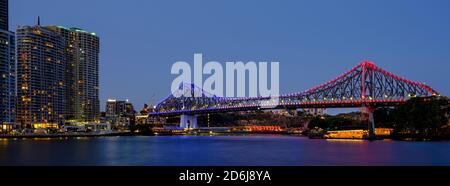 Dämmerung über der Story Bridge in Brisbane, Australien. Stockfoto