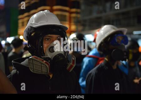 Bangkok, Thailand. Oktober 2020. Freiwillige schützen die Demonstranten. Bereiten Sie persönliche Schutzausrüstung wie Helme, Schutzmasken, Schutzbrillen und Regenschirme für den Schutz vor, wenn die Polizei von Menschenmengen kontrolliert wird. Zum Auflösen der Baugruppe. (Foto von Teera Noisakran/Pacific Press) Quelle: Pacific Press Media Production Corp./Alamy Live News Stockfoto